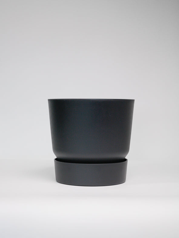 Medium Elho Black reservoir pot.